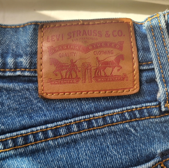 Levis size 29, Great For Curves! - Picture 12 of 12